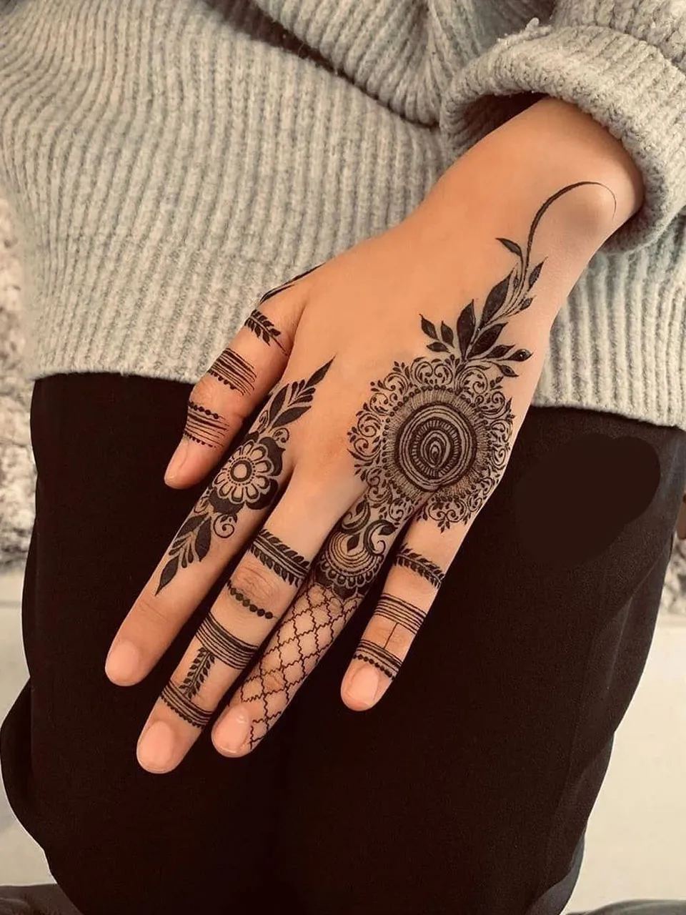 करवाचौथ पर इन ट्रेंडिंग मेहंदी डिजाइन को बनवाने की होड़, थीम के साथ सजाएं  हाथ, मेकर्स भी दे रहे ऑफर - Trending mehndi designs for Karwa Chauth  decorate hands with theme makers